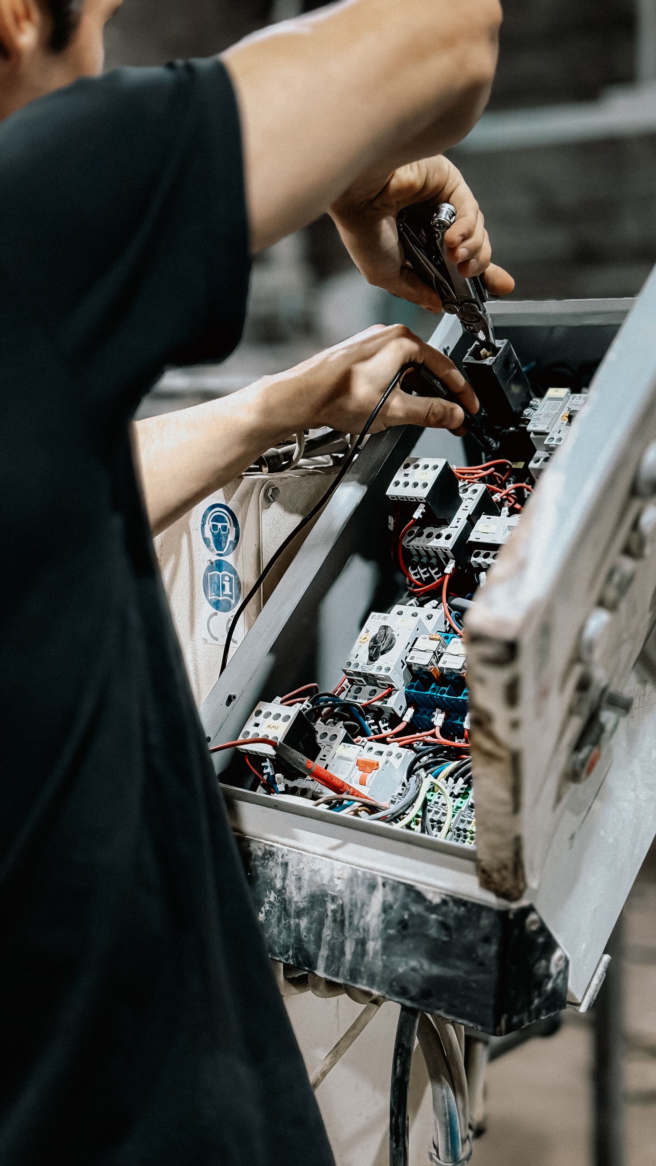 Elektrikár havarijnej služby pri rozvádzači — výpadok elektriny Košice